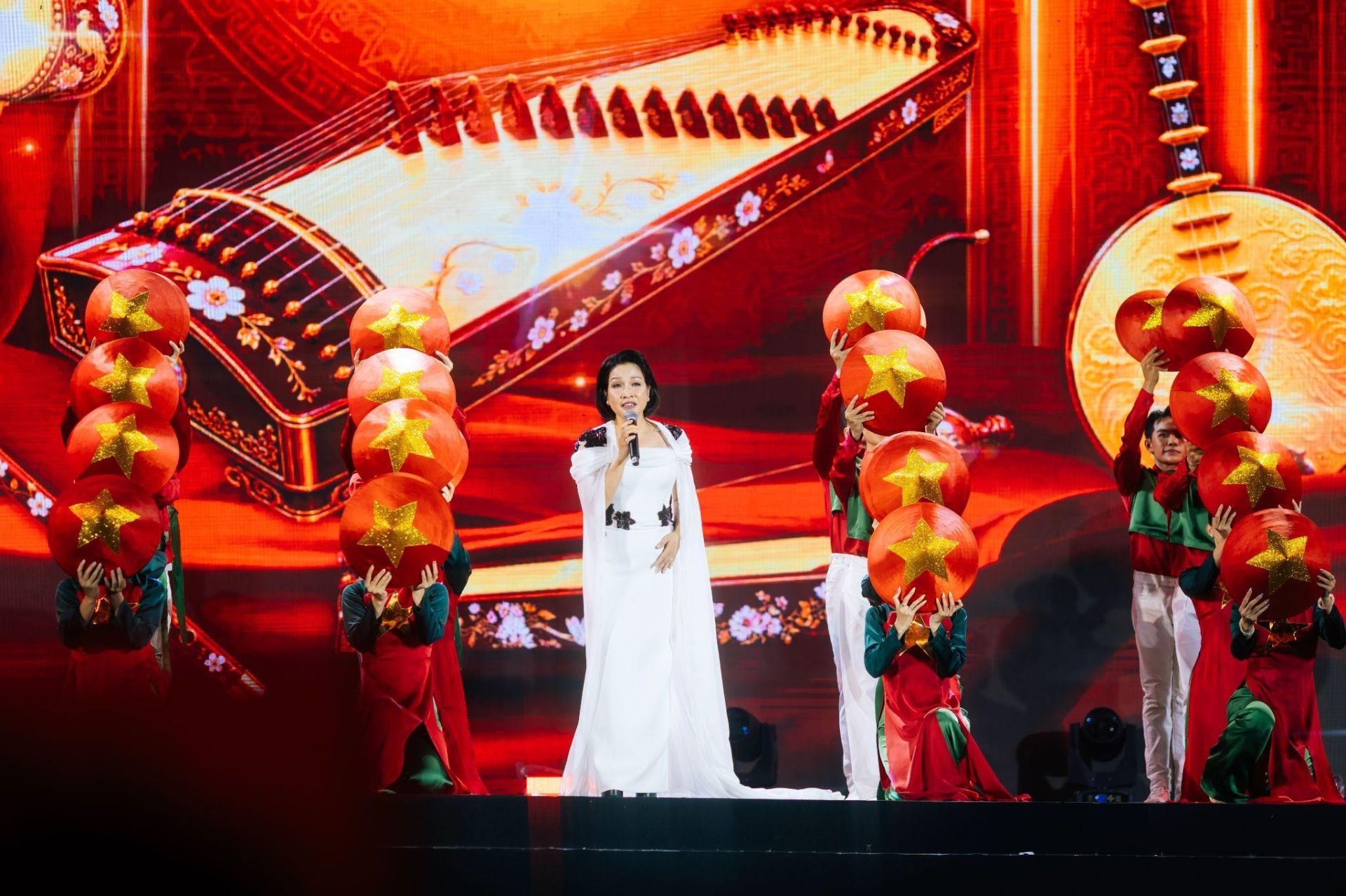 Diva Mỹ Linh c&ugrave;ng c&aacute;c ca sĩ, nghệ sĩ mang đến những m&agrave;n tr&igrave;nh diễn gi&agrave;u cảm x&uacute;c, g&oacute;p phần tạo n&ecirc;n kh&ocirc;ng kh&iacute; nghệ thuật s&ocirc;i động trong đ&ecirc;m Quốc kh&aacute;nh tại SwanBay