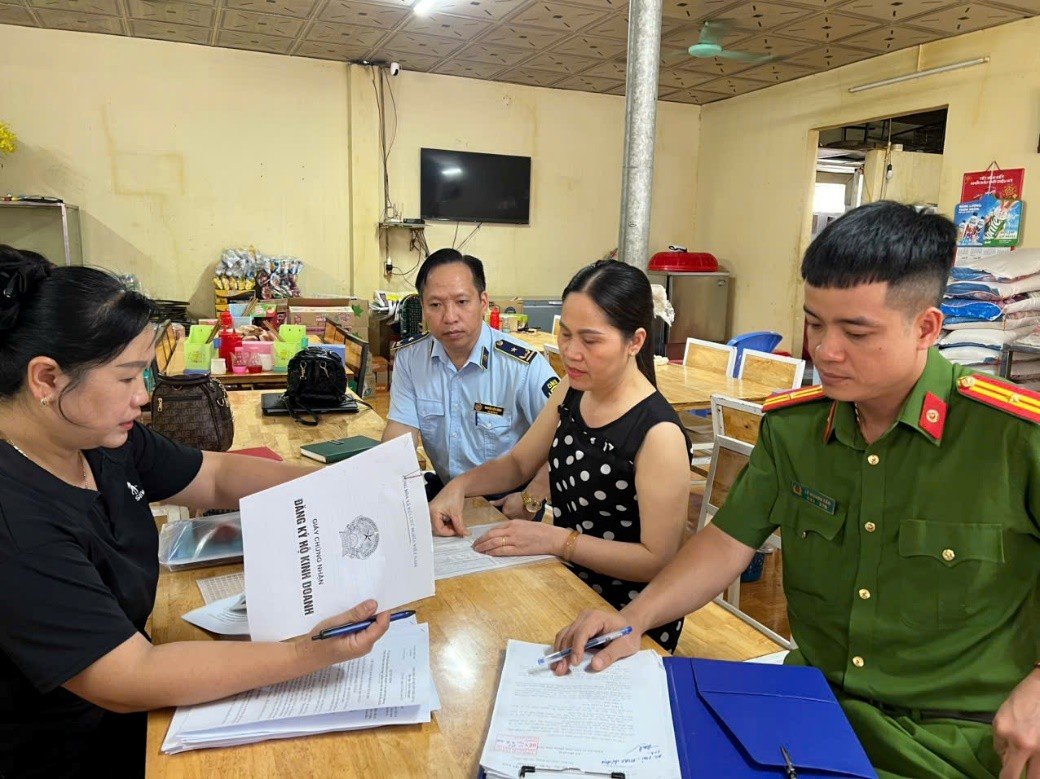 Lực lượng Quản l&yacute; thị trường Ph&uacute; Thọ&nbsp;phối hợp, kiểm c&aacute;c Cơ sở sản xuất, chế biến, kinh doanh thực phẩm v&agrave; dịch vụ ăn uống tr&ecirc;n địa b&agrave;n. Ảnh: phutho.dms.gov.vn