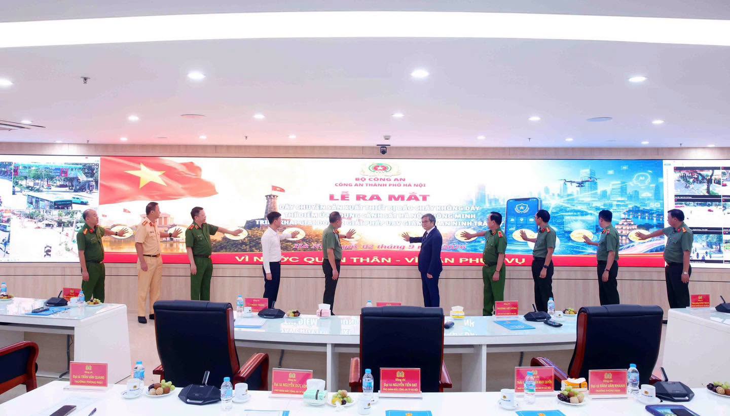 C&aacute;c đại biểu thực hiện nghi thức ra mắt 3 sản phẩm, giải ph&aacute;p chuyển đổi số của C&ocirc;ng an TP H&agrave; Nội.