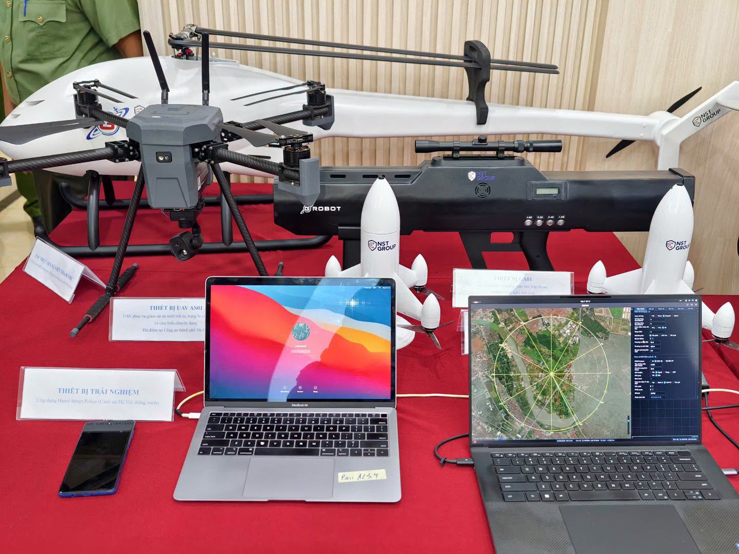 Giải ph&aacute;p UAV phục vụ gi&aacute;m s&aacute;t an ninh, trật tự c&ugrave;ng hệ thống điều khiển, gi&aacute;m s&aacute;t được trưng b&agrave;y tại sự kiện.