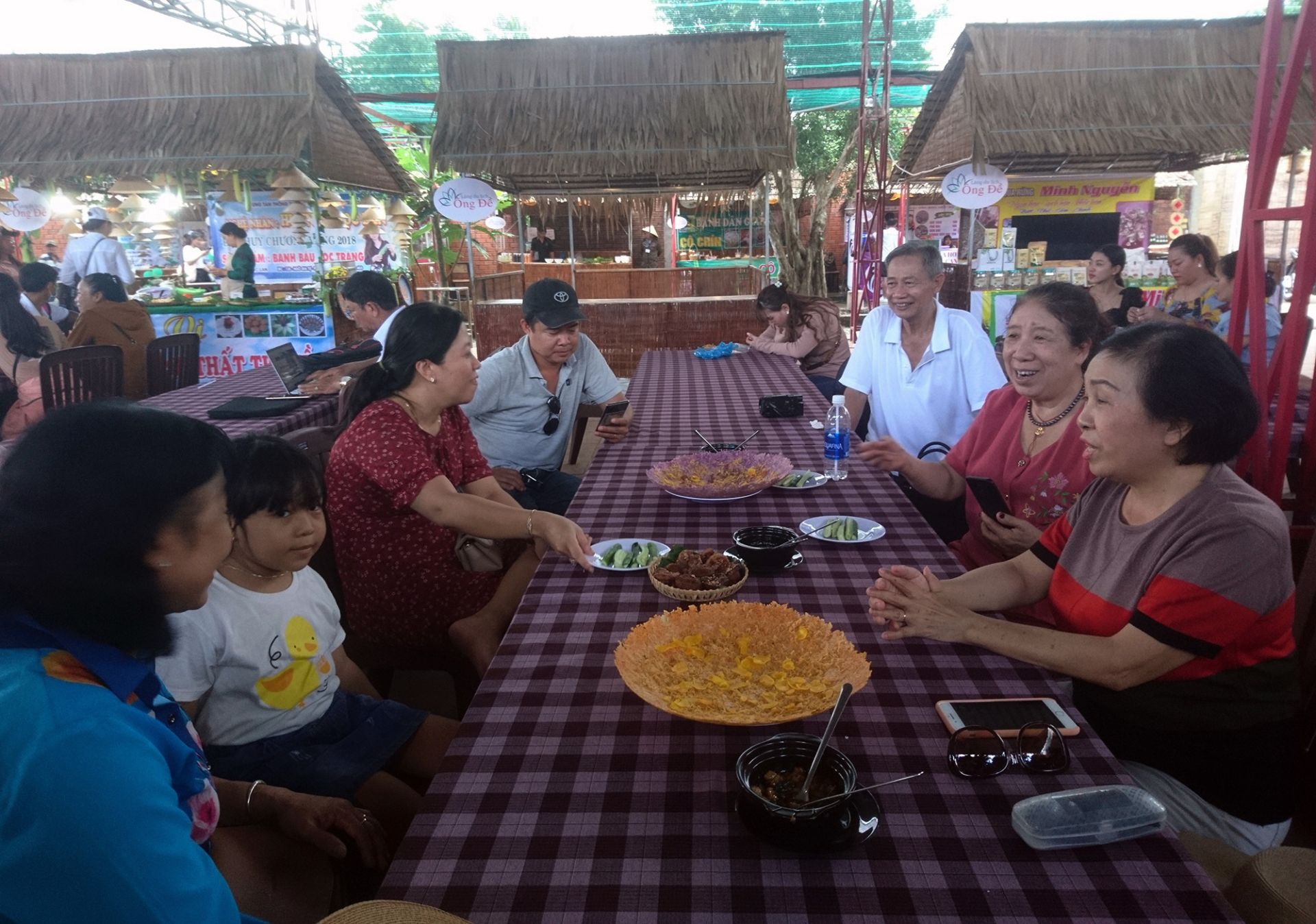 Du khách thích tham quan thưởng thức ẩm thực dân gian sông nước miền Tây (Trong ảnh: Cơm cháy kho quẹt) Du khách thích tham quan thưởng thức ẩm thực dân gian sông nước miền Tây (Trong ảnh: Cơm cháy kho quẹt)