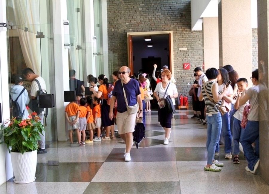 Bảo tàng Chứng tích Chiến tranh, Bảo tàng Tôn Đức Thắng, Dinh Thống Nhất cùng nhiều điểm đến lịch sử, văn hóa tiếp tục thu hút đông người tham quan Bảo tàng Chứng tích Chiến tranh, Bảo tàng Tôn Đức Thắng, Dinh Thống Nhất cùng nhiều điểm đến lịch sử, văn hóa tiếp tục thu hút đông người tham quan