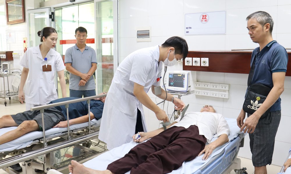 Khám, cấp cứu người bệnh tại Trung tâm Cấp cứu và Vận chuyển 115 (Bệnh viện Đa khoa Bắc Ninh số 2). Khám, cấp cứu người bệnh tại Trung tâm Cấp cứu và Vận chuyển 115 (Bệnh viện Đa khoa Bắc Ninh số 2).