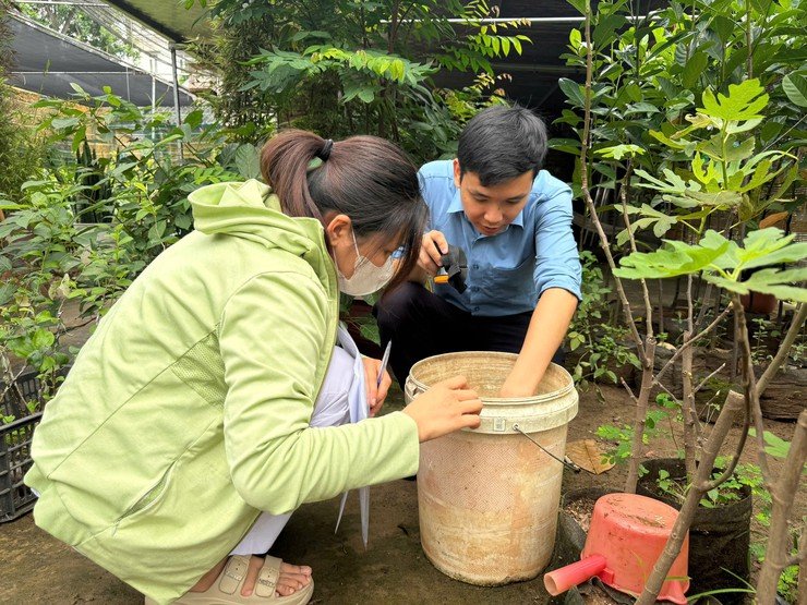 Người dân cần thường xuyên kiểm tra những vật dụng có chứa nước để không cho muỗi sinh sản và phát triển. Người dân cần thường xuyên kiểm tra những vật dụng có chứa nước để không cho muỗi sinh sản và phát triển.