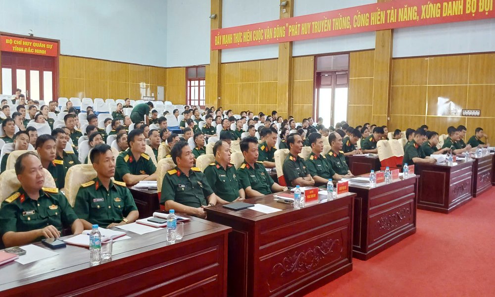 C&aacute;n bộ, chiến sĩ Bộ Chỉ huy Qu&acirc;n sự tỉnh học tập c&aacute;c Nghị quyết, Chỉ thị của Bộ Ch&iacute;nh trị.