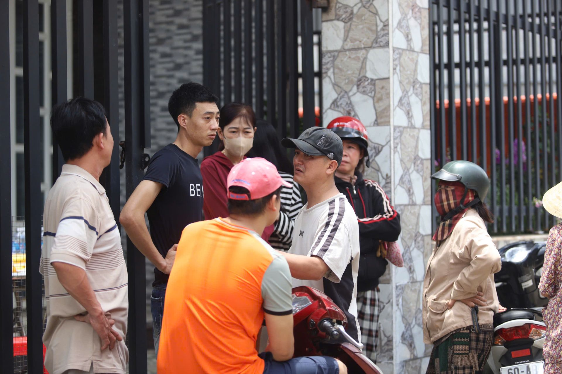 Người dân ấp Bùi Chu bàng hoàng trước sự ra đi quá đau lòng của những người hàng xóm. Ảnh: Võ Tùng Người dân ấp Bùi Chu bàng hoàng trước sự ra đi quá đau lòng của những người hàng xóm. Ảnh: Võ Tùng