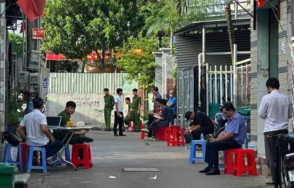 Lực lượng chức năng sớm có mặt để phối hợp cứu chữa nạn nhân và điều tra làm rõ vụ việc. Ảnh: Thành Đạt Lực lượng chức năng sớm có mặt để phối hợp cứu chữa nạn nhân và điều tra làm rõ vụ việc. Ảnh: Thành Đạt