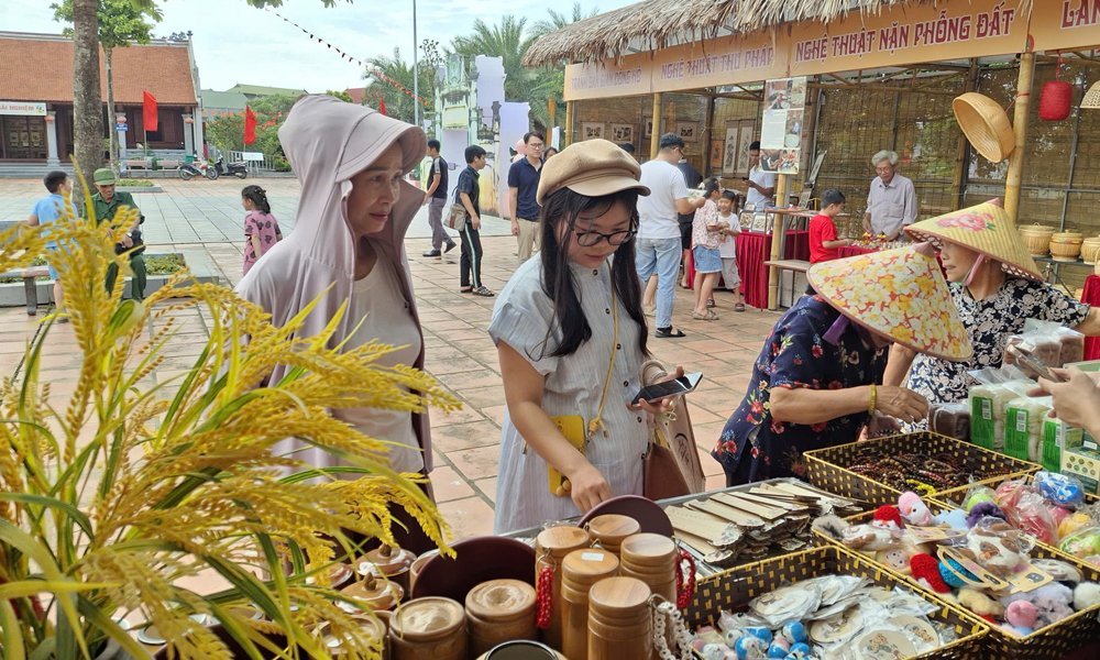 Du khách tham quan, trải nghiệm và mua sắm đồ lưu niệm tại Trung tâm bảo tồn tranh dân gian Đông Hồ (phường Thuận Thành). Du khách tham quan, trải nghiệm và mua sắm đồ lưu niệm tại Trung tâm bảo tồn tranh dân gian Đông Hồ (phường Thuận Thành).