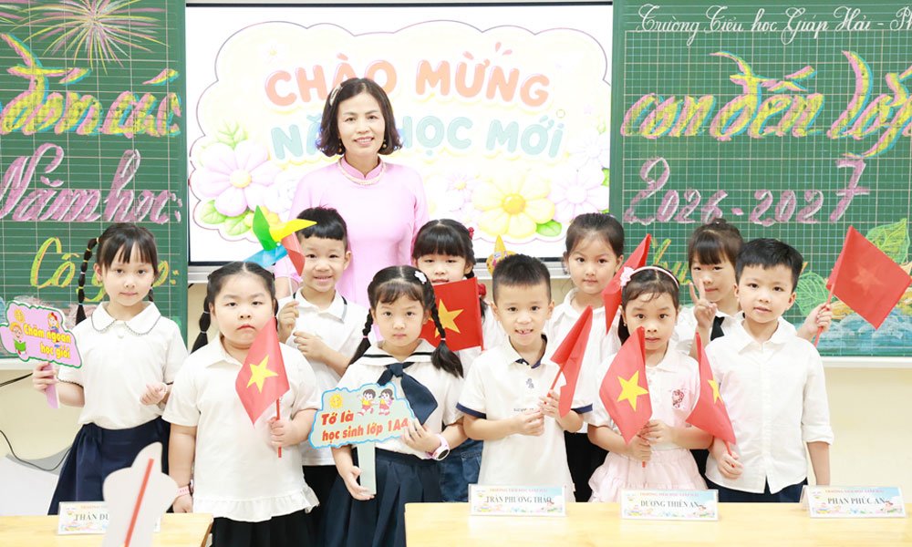 Gi&aacute;o vi&ecirc;n chủ nhiệm c&ugrave;ng học sinh lớp 1A4, Trường Tiểu học Gi&aacute;p Hải (phường Bắc Giang) trong ng&agrave;y tựu trường. Ảnh tư liệu.