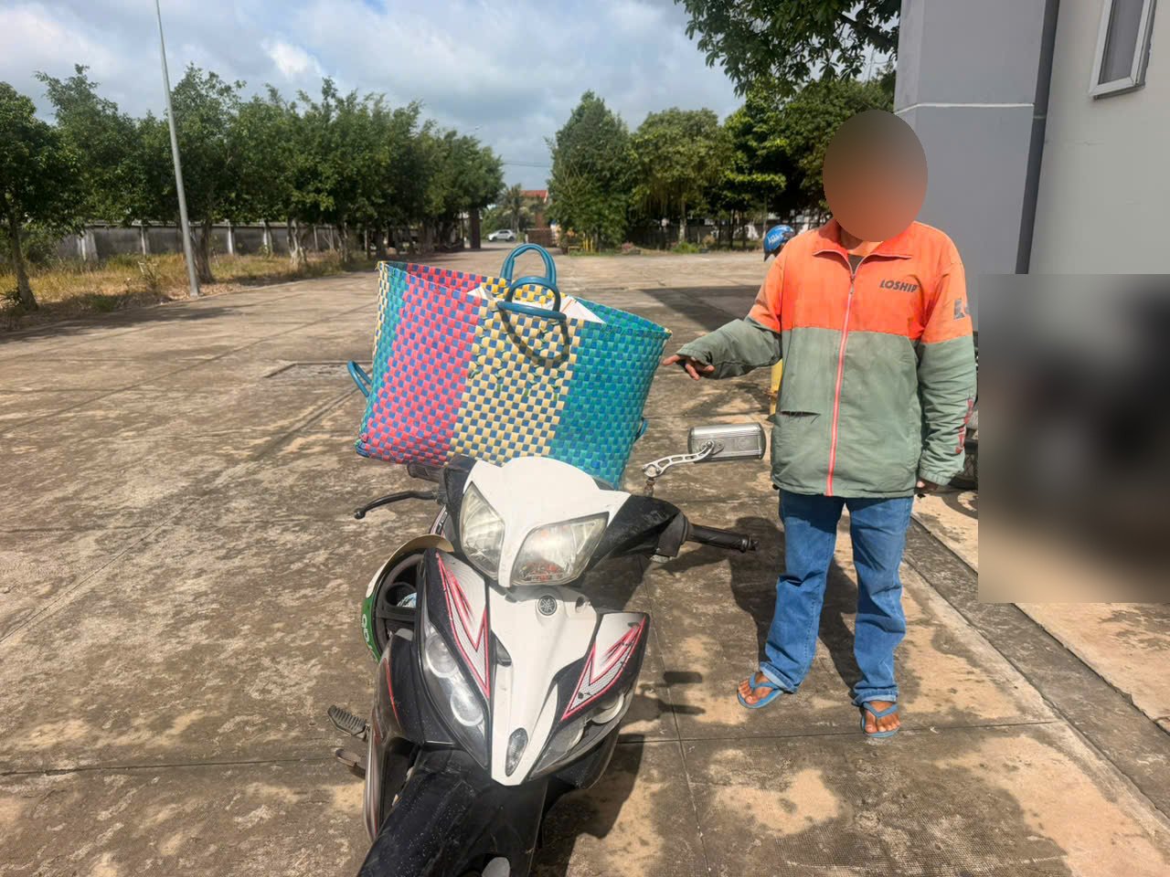 Đối tượng vận chuyển thuốc l&aacute; nhập lậu tại cơ quan C&ocirc;ng an