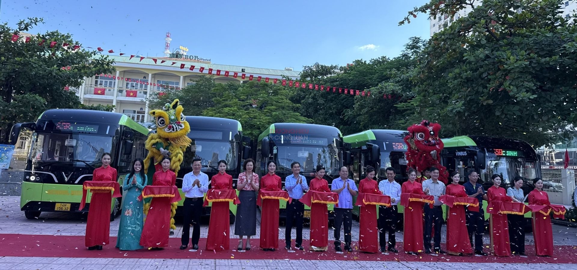 C&aacute;c đại biểu cắt băng khai trương tuyến xe bu&yacute;t đưa đ&oacute;n học sinh đến trường năm học 2026 - 2027 tr&ecirc;n địa b&agrave;n c&aacute;c phường Hạ Long, Hồng Gai v&agrave; H&agrave; Tu