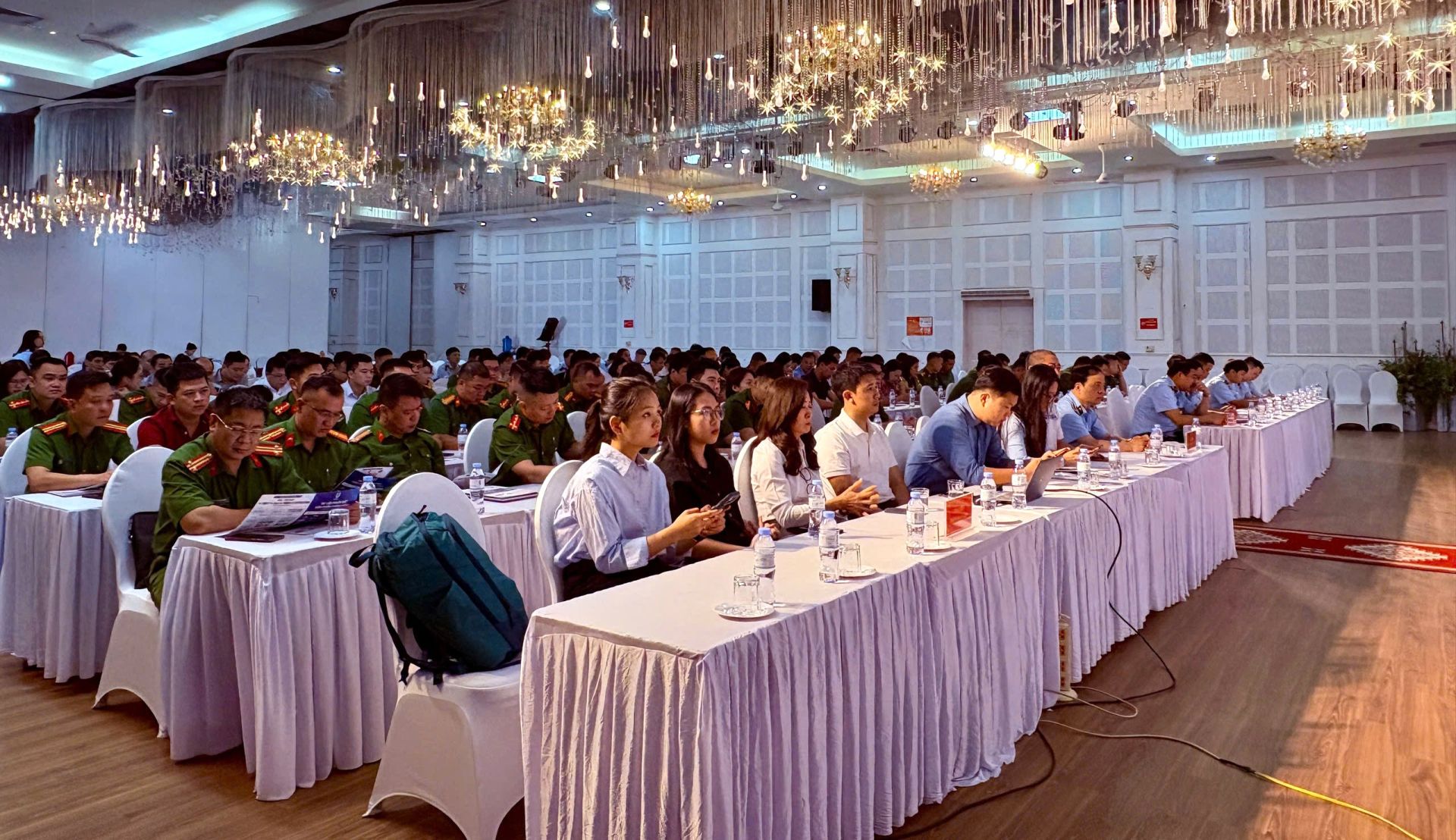 Các đại biểu tham dự hội nghị Các đại biểu tham dự hội nghị