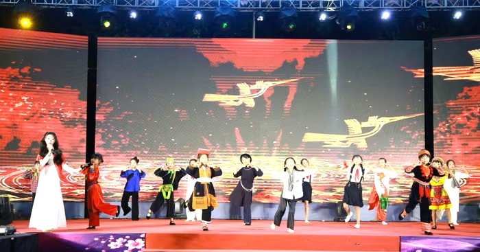 Từ những giai điệu h&agrave;o h&ugrave;ng về lịch sử d&acirc;n tộc đến những tiết mục mang &acirc;m hưởng trẻ trung, hiện đại, chương tr&igrave;nh tạo n&ecirc;n mạch cảm x&uacute;c xuy&ecirc;n suốt