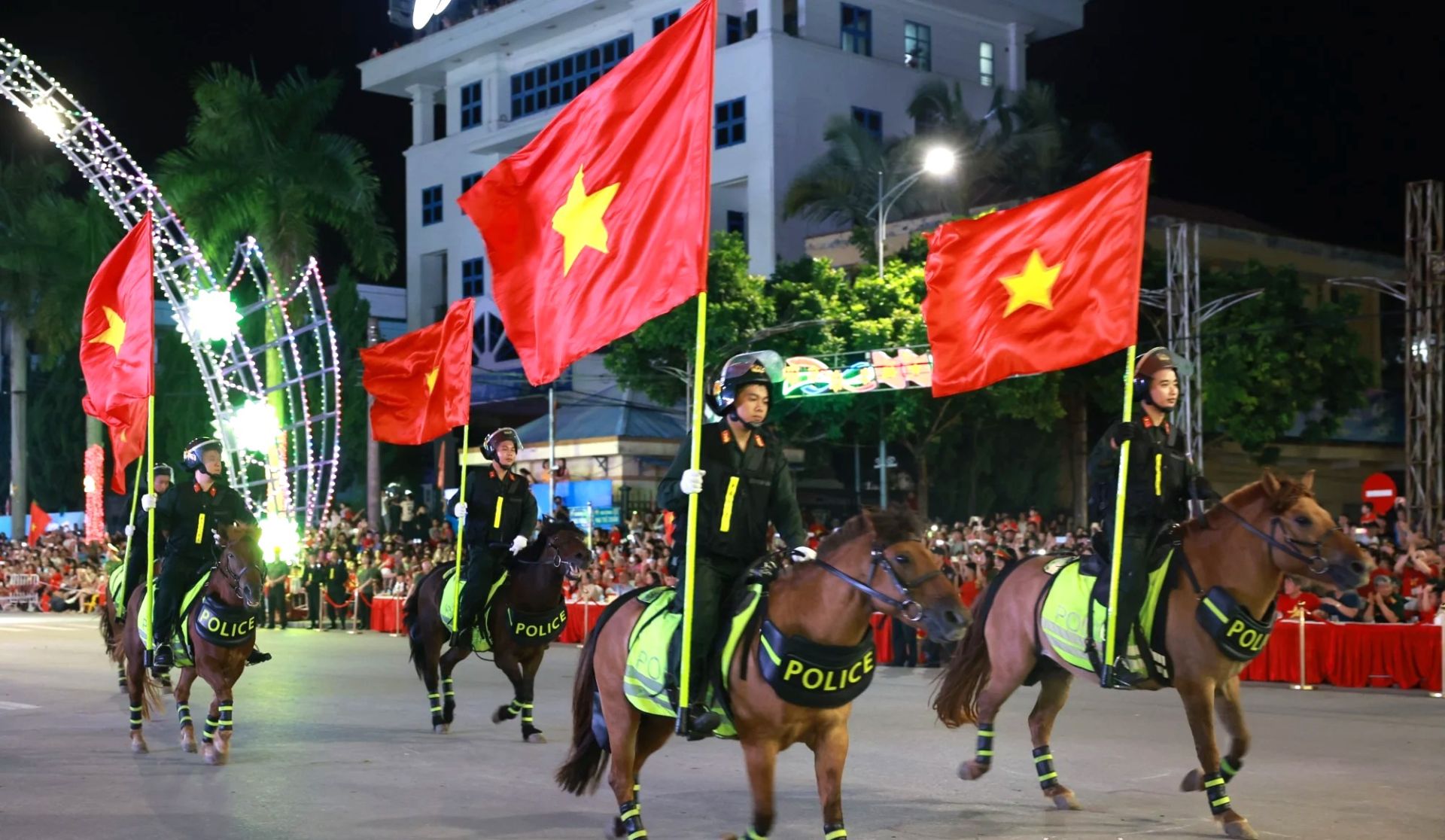 m&agrave;n thao diễn của Đo&agrave;n Cảnh s&aacute;t cơ động Kỵ binh đ&atilde; thu h&uacute;t sự quan t&acirc;m, cổ vũ của đ&ocirc;ng đảo kh&aacute;n giả.