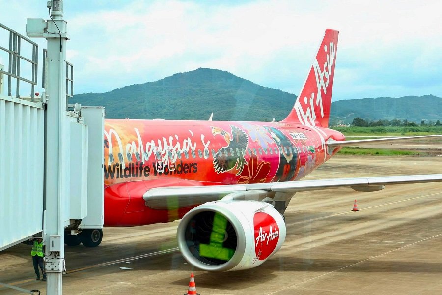 L&uacute;c 11h40, chuyến bay AK572 từ Đ&agrave; Lạt khởi h&agrave;nh đi Kuala Lumpur, ch&iacute;nh thức đ&aacute;nh dấu việc kh&ocirc;i phục kết nối h&agrave;ng kh&ocirc;ng quốc tế thường lệ giữa L&acirc;m Đồng v&agrave; Malaysia.