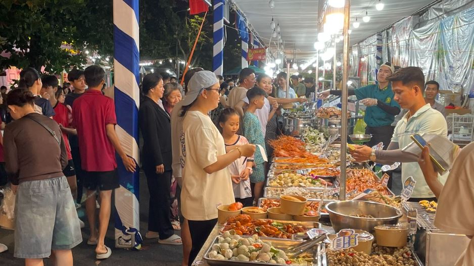 Nhiều du kh&aacute;ch, thực kh&aacute;ch tham quan, thưởng thức ẩm thực tại Tuần lễ Ẩm thực TP. Cần Thơ năm 2026