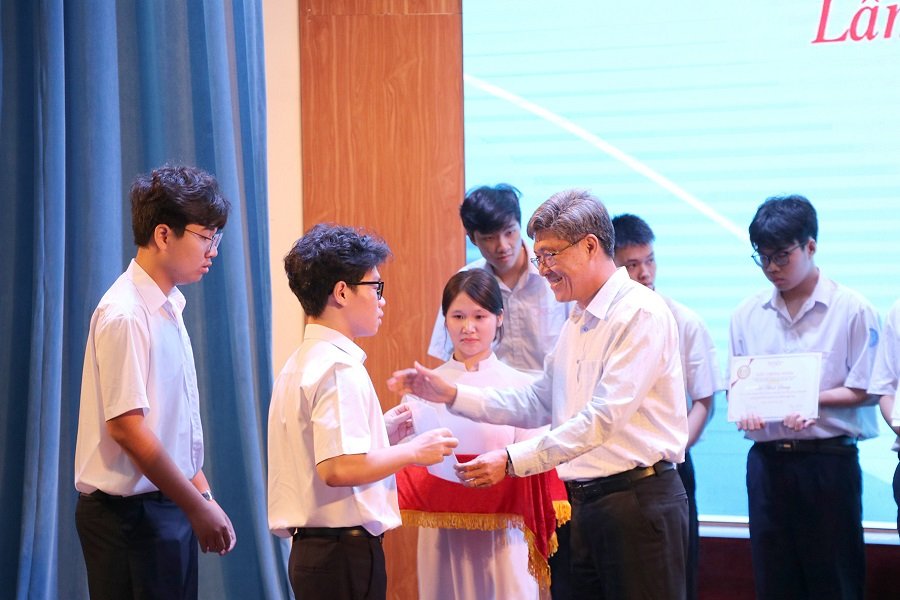 Ph&oacute; Chủ tịch UBND tỉnh L&acirc;m Đồng Nguyễn Minh trao học bổng cho c&aacute;c em học sinh, sinh vi&ecirc;n.