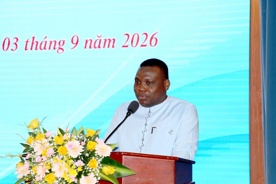 Tiến sĩ Esp&eacute;ran Padonou, Ph&oacute; Chủ tịch ki&ecirc;m Gi&aacute;m đốc điều h&agrave;nh Quỹ Học bổng Vallet ph&aacute;t biểu tại buổi lễ.