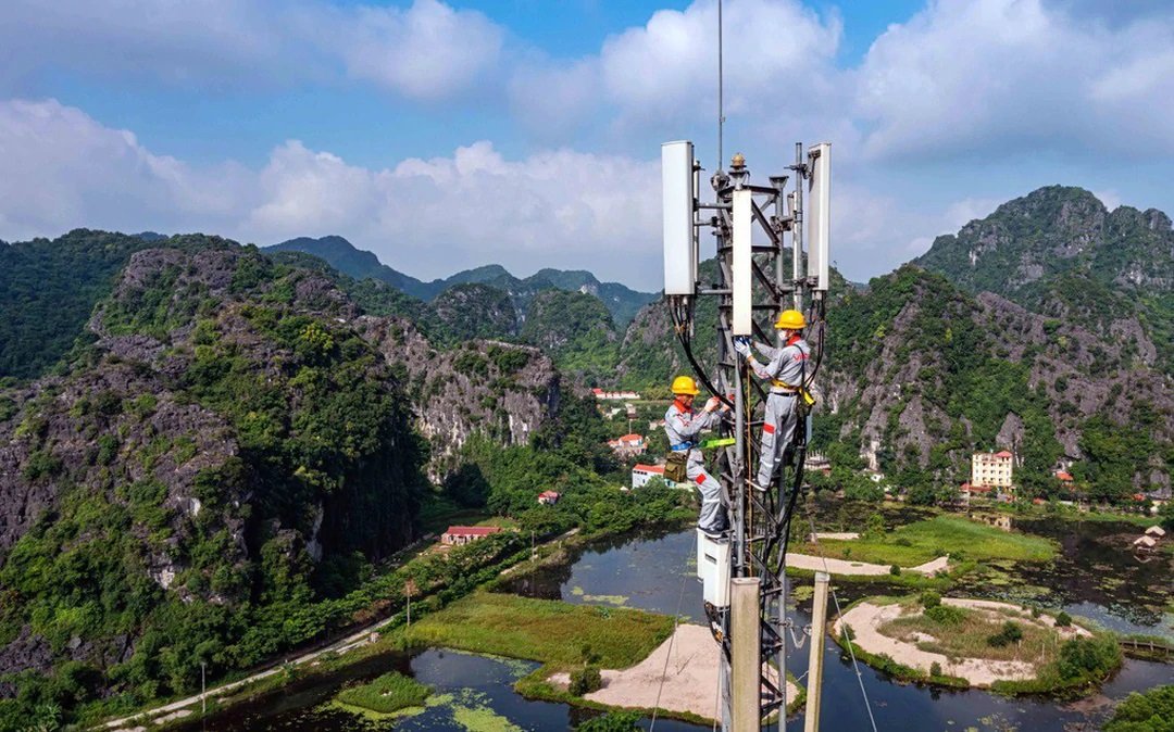 Từ cuối năm 2024 đến nay, c&aacute;c doanh nghiệp viễn th&ocirc;ng nước nh&agrave; đ&atilde; đầu tư mạnh v&agrave;o phủ s&oacute;ng 5G, mở rộng số lượng trạm ph&aacute;t v&agrave; tối ưu hạ tầng truyền dẫn. Nhờ đ&oacute;, tốc độ Internet di động tăng gần như theo từng th&aacute;ng