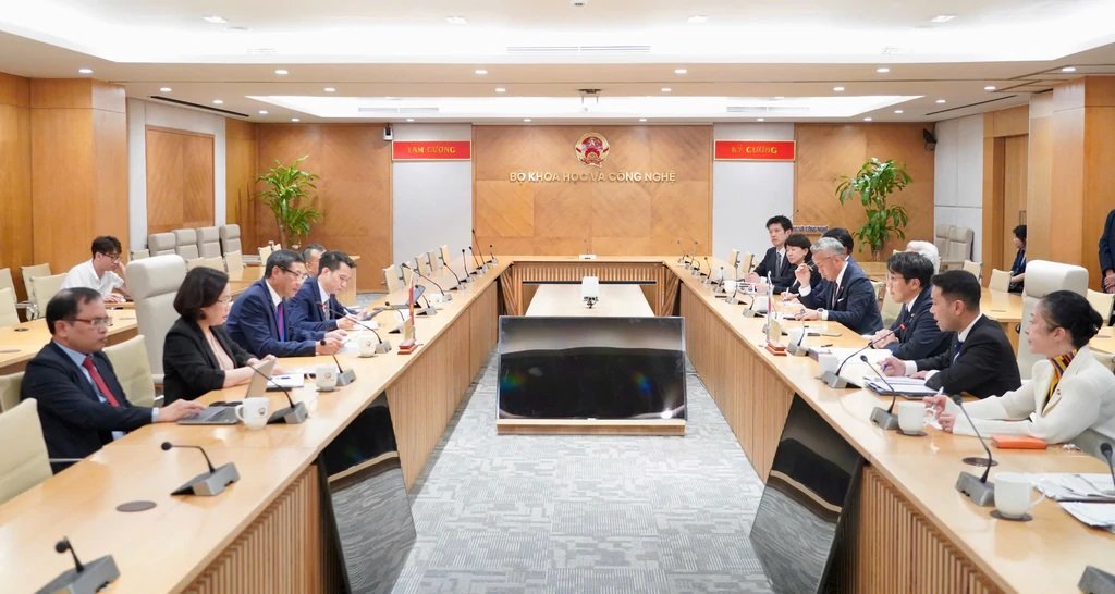 To&agrave;n cảnh buổi l&agrave;m việc.