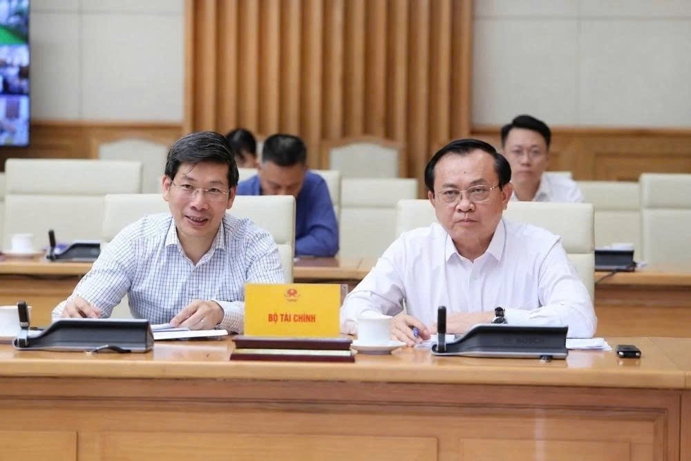 Thứ trưởng Bộ T&agrave;i ch&iacute;nh L&ecirc; Tấn Cận (b&ecirc;n phải) v&agrave; Cục trưởng Cục Quản l&yacute; gi&aacute; Nguyễn Minh Tiến tham dự cuộc họp. Ảnh: kinhtetaichinh.vn