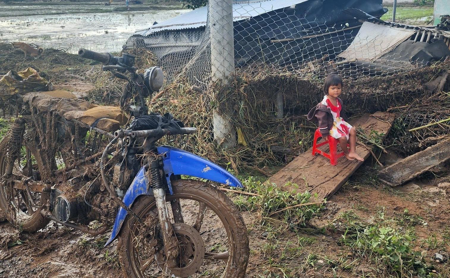 Ngoài làm chết và bị thương 2 nạn nhân, vụ vỡ hồ chứa gây thiệt hại về tài sản của hàng trăm người dân. Ngoài làm chết và bị thương 2 nạn nhân, vụ vỡ hồ chứa gây thiệt hại về tài sản của hàng trăm người dân.