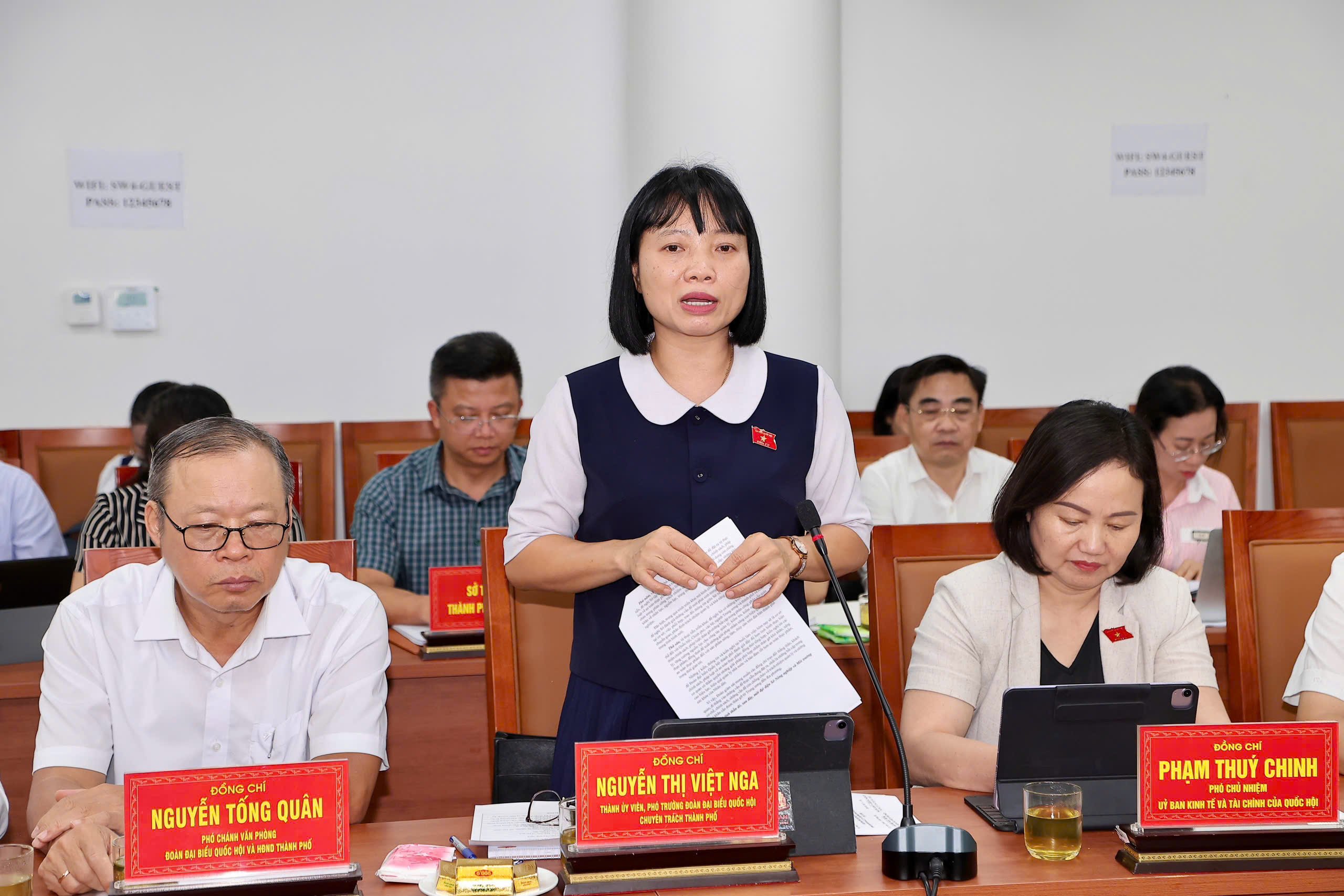 Đồng ch&iacute; Nguyễn Thị Việt Nga, Ph&oacute; Trưởng đo&agrave;n chuy&ecirc;n tr&aacute;ch Đo&agrave;n ĐBQH th&agrave;nh phố ph&aacute;t biểu kết luận buổi l&agrave;m việc.