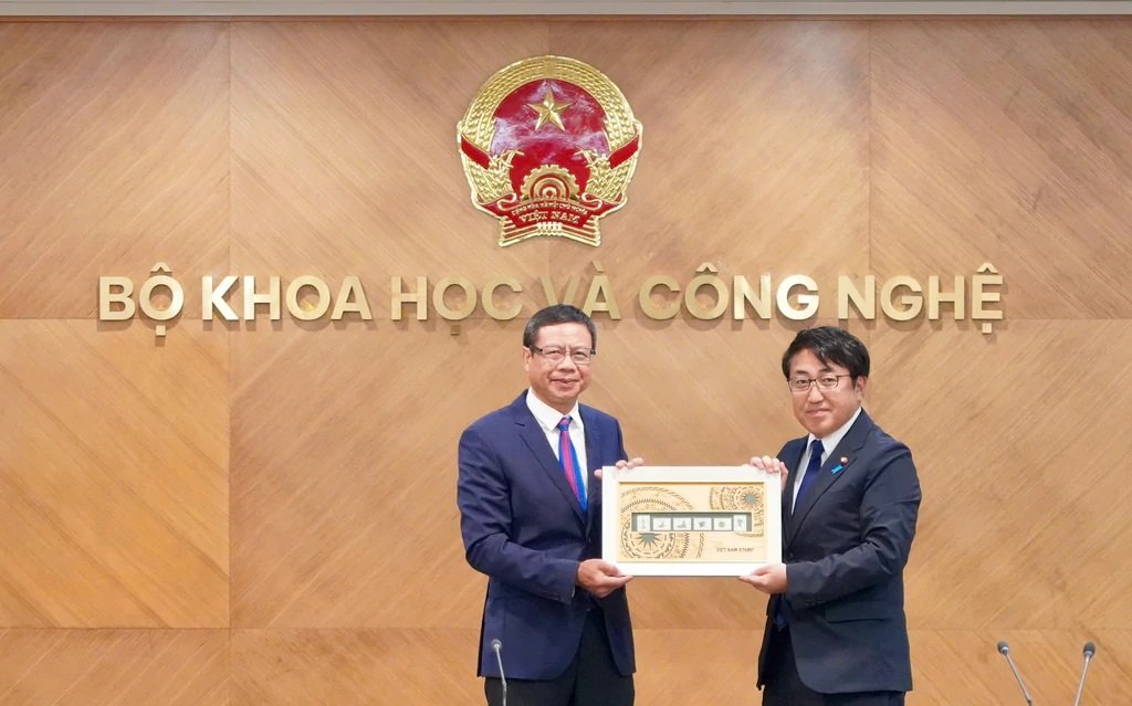 Thứ trưởng L&ecirc; Xu&acirc;n Định v&agrave; &ocirc;ng Saito Hiroaki chụp ảnh lưu niệm.