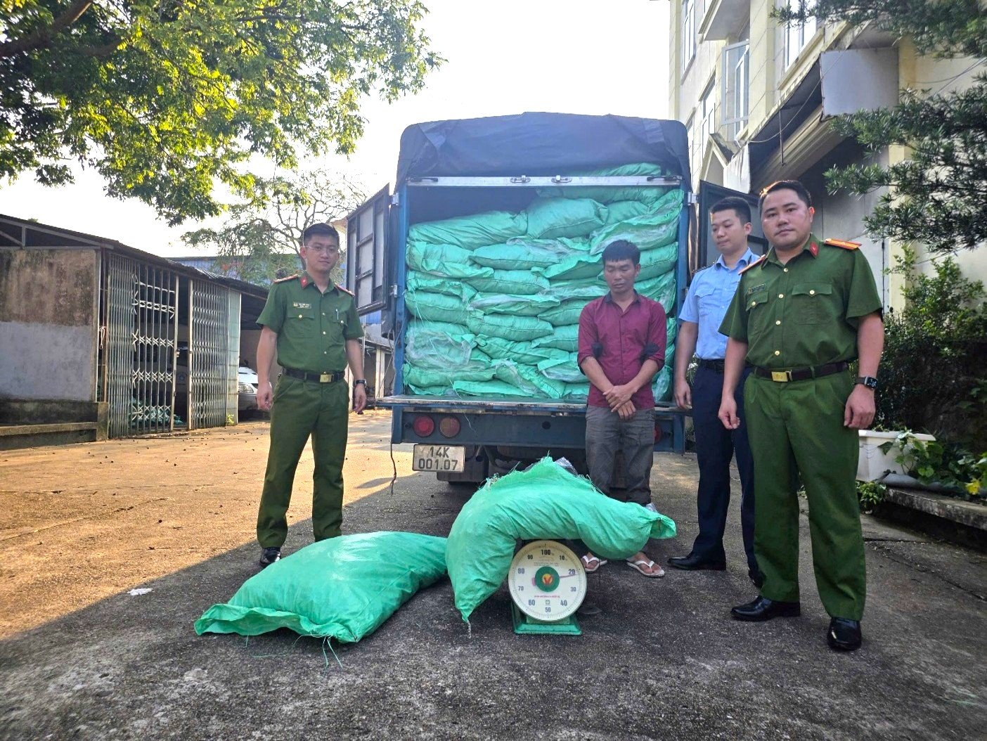 Phòng Cảnh sát kinh tế phối hợp Đội Quản lý thị trường số 4 kiểm tra phát hiện 2.200kg chân gà không có giấy tờ chứng minh nguồn gốc, xuất xứ. Phòng Cảnh sát kinh tế phối hợp Đội Quản lý thị trường số 4 kiểm tra phát hiện 2.200kg chân gà không có giấy tờ chứng minh nguồn gốc, xuất xứ.