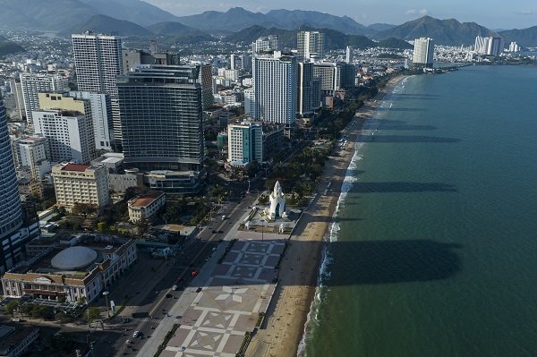 D&atilde;y kh&aacute;ch sạn lớn , cao cấp dọc đường Trần Ph&uacute;- Nha Trang