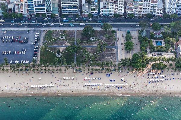 B&atilde;i biển Nha Trang lu&ocirc;n sạch, đẹp v&agrave; đ&ocirc;ng kh&aacute;ch