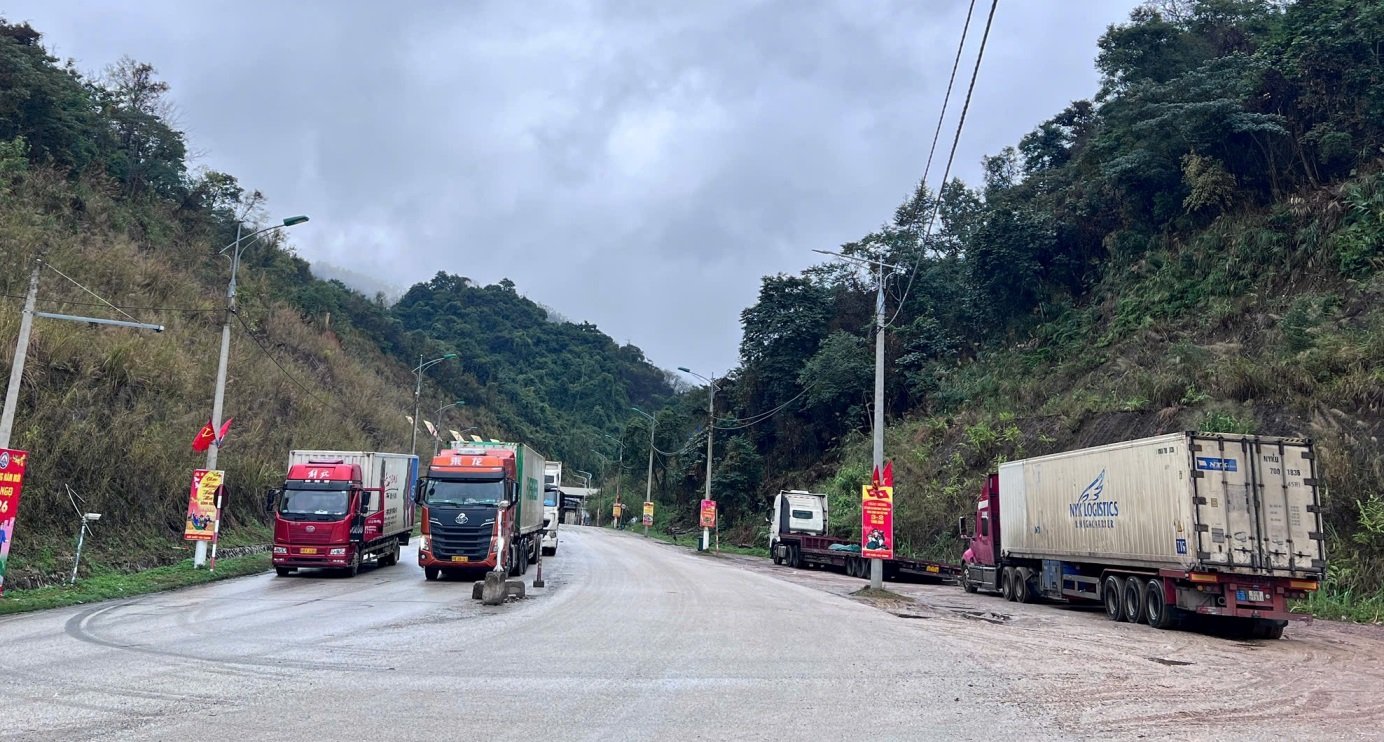Phương tiện xuất nhập khẩu h&agrave;ng ho&aacute; th&ocirc;ng quan qua đường chuy&ecirc;n dụng vận chuyển h&agrave;ng ho&aacute; khu vực mốc 1088/2-1089 (cửa khẩu T&acirc;n Thanh). Ảnh: banqlktck.langson.gov.vn