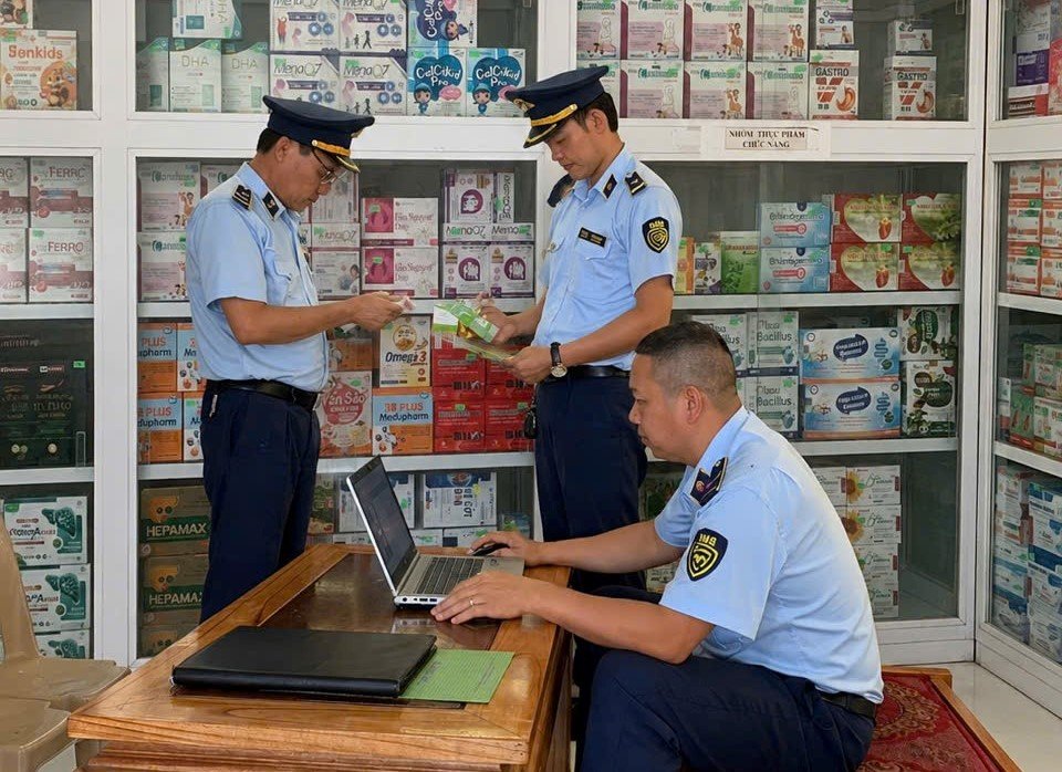 Lực lượng Quản l&yacute; thị trường tỉnh Thanh H&oacute;a kiểm tra hoạt động kinh doanh trong lĩnh vực y, dược tư nh&acirc;n. Ảnh: thanhhoa.dms.gov.vn