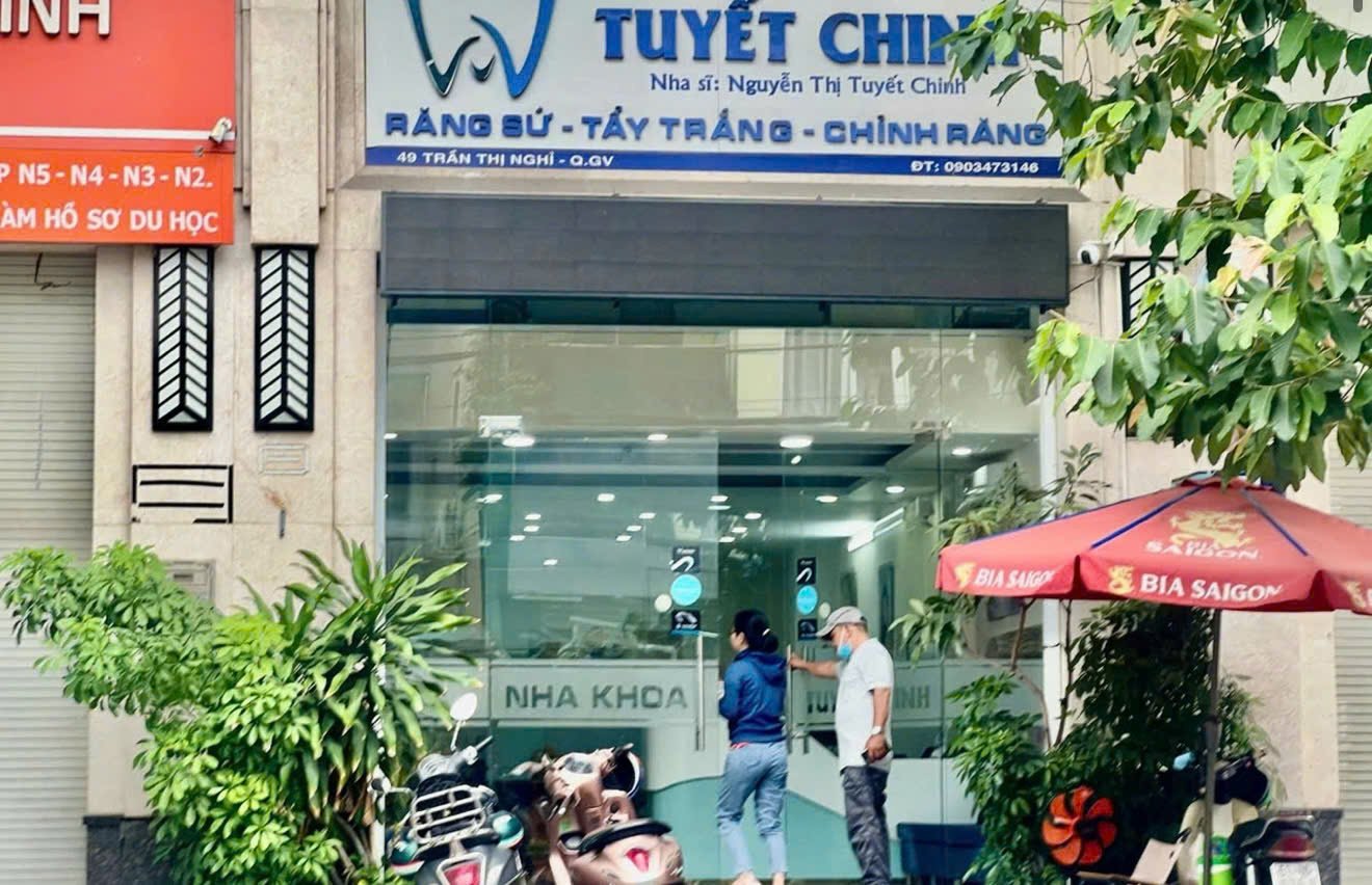Hộ kinh doanh Nha khoa Tuyết Chinh bị xử phạt gần 94 triệu đồng v&agrave; tước giấy ph&eacute;p hoạt động trong 3 th&aacute;ng.