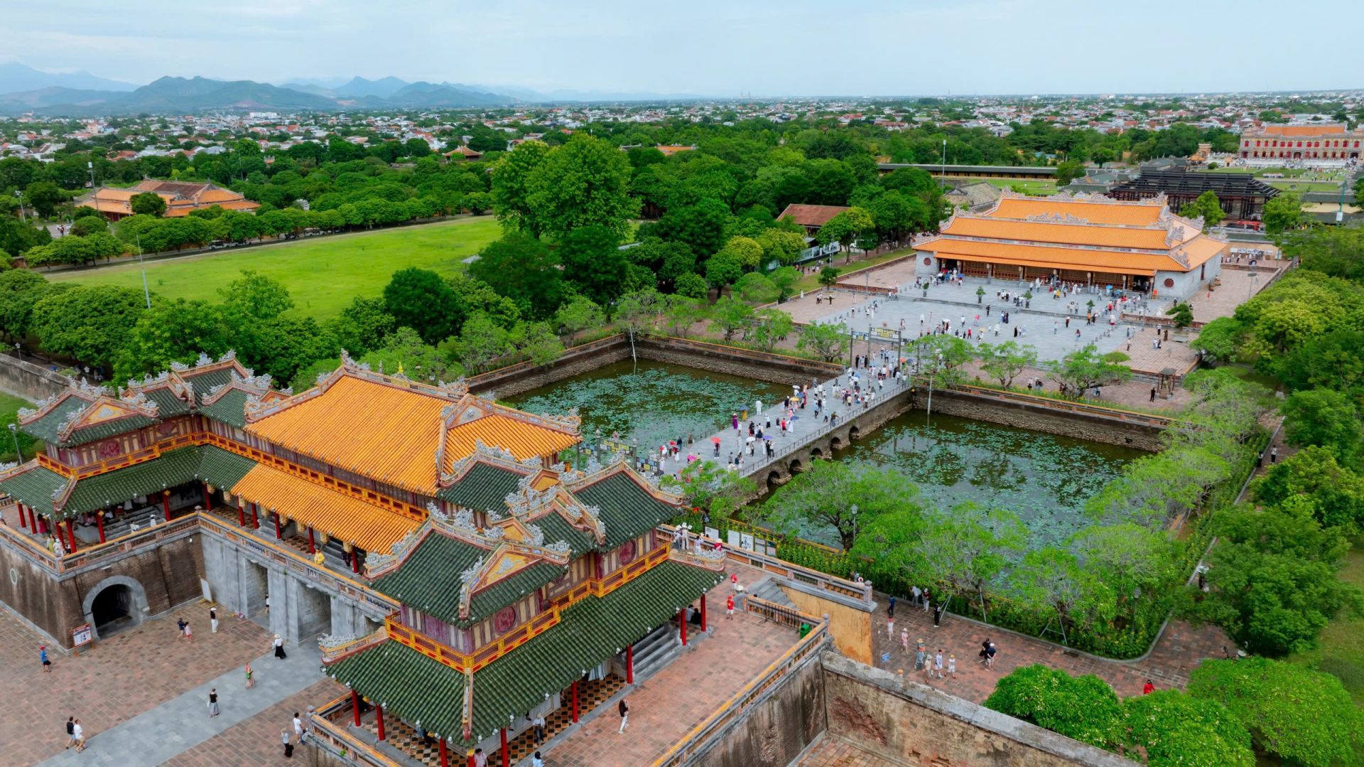 Du kh&aacute;ch v&agrave;o di t&iacute;ch Huế ng&agrave;y 2/9