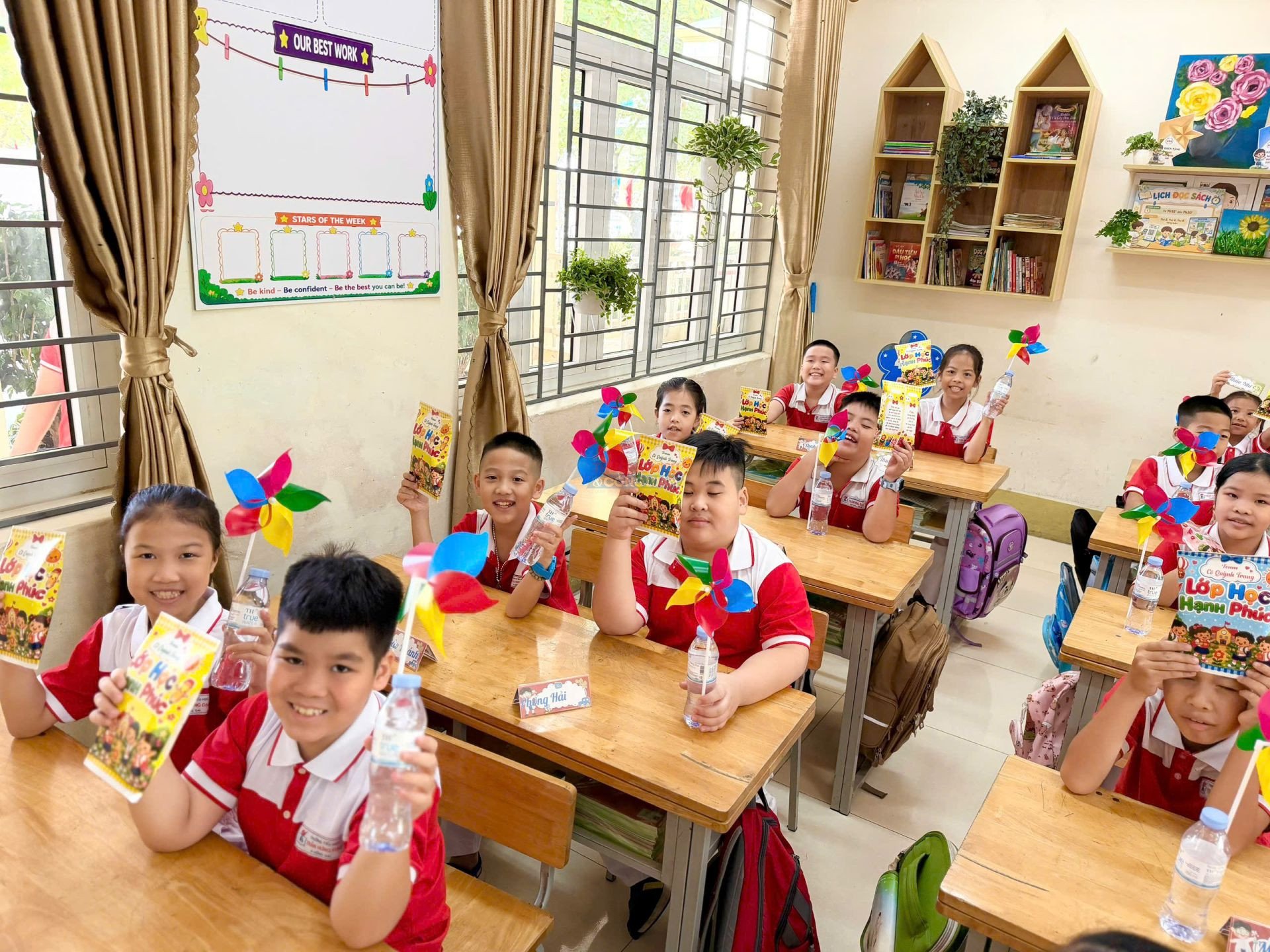 C&aacute;c em trường Tiểu học Trần Hưng Đạo, phường Hồng Gai, th&agrave;nh phố Quảng Ninh phấn khởi trước thềm năm học mới