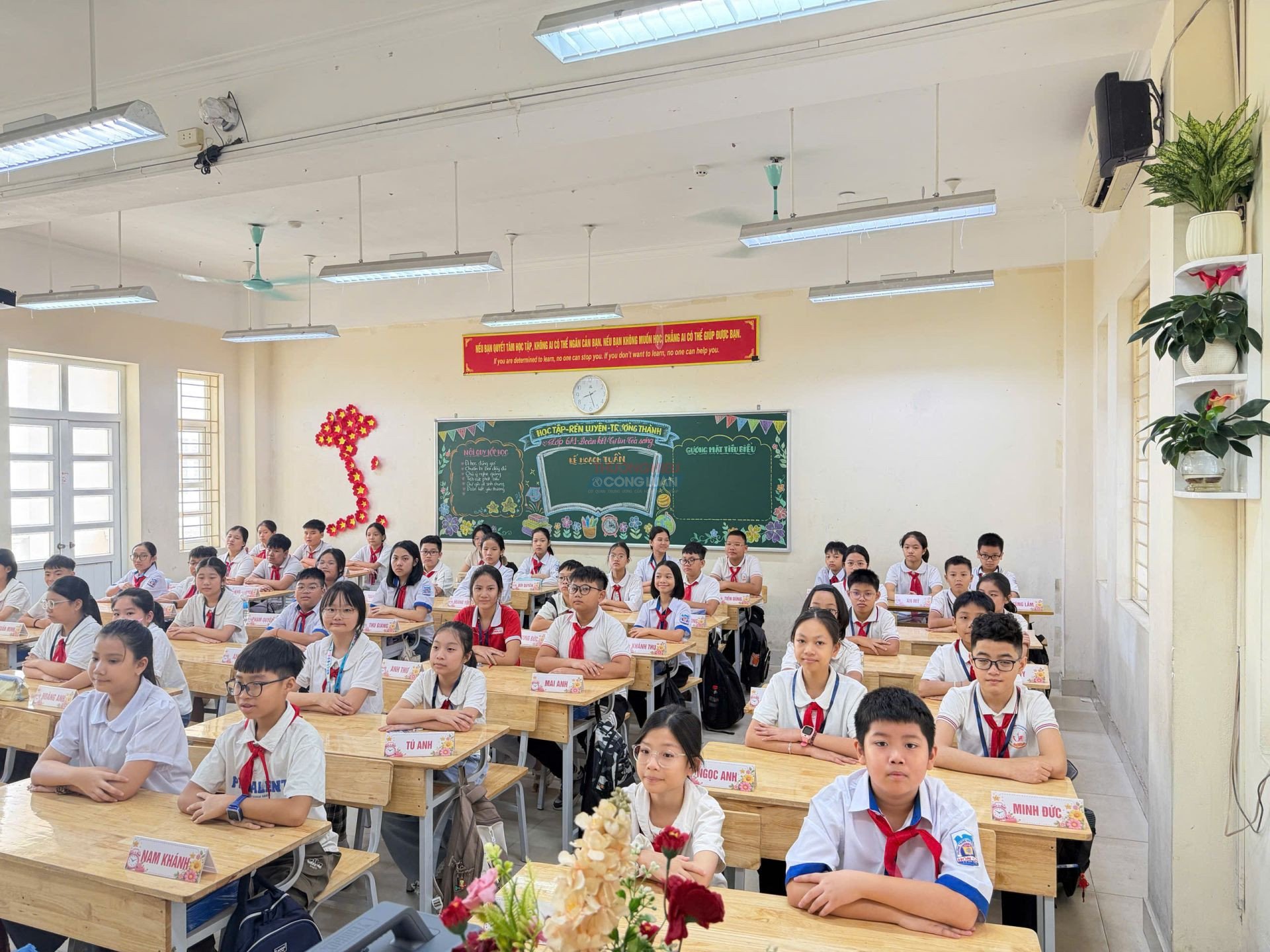 Học sinh trường THPT H&ograve;n Gai h&acirc;n hoan bước v&agrave;o năm học mới