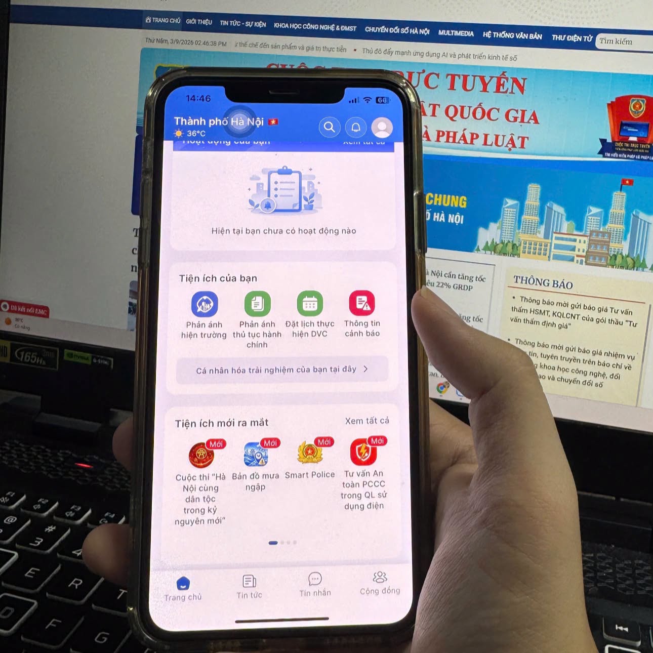 Người d&acirc;n theo d&otilde;i lượng mưa v&agrave; t&igrave;nh trạng ngập tr&ecirc;n ứng dụng iHanoi để chủ động lựa chọn lộ tr&igrave;nh khi di chuyển.