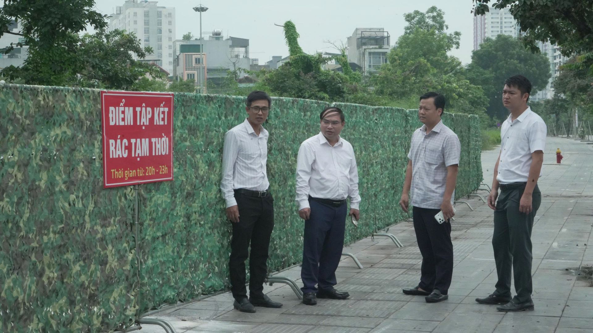 Đoàn công tác kiểm tra điểm tập kết rác tạm thời trên địa bàn phường Lĩnh Nam. Đoàn công tác kiểm tra điểm tập kết rác tạm thời trên địa bàn phường Lĩnh Nam.