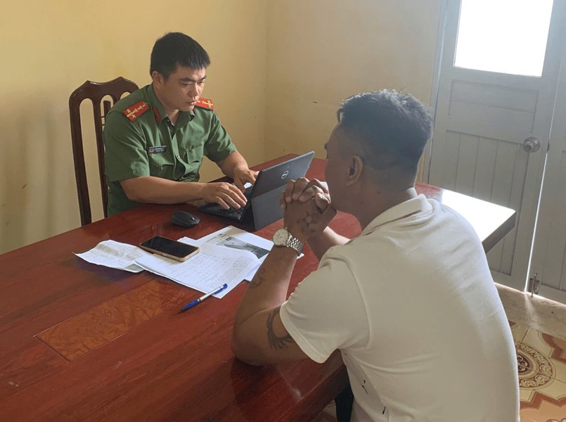 Cơ quan C&ocirc;ng an l&agrave;m việc với c&ocirc;ng d&acirc;n chia sẻ b&agrave;i viết sai sự thật tr&ecirc;n mạng x&atilde; hội. (Ảnh: CAHY).