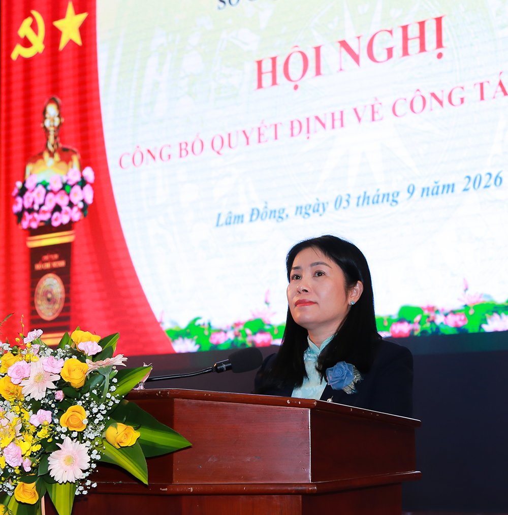 B&agrave; L&ecirc; Thị B&iacute;ch Li&ecirc;n, Tỉnh ủy vi&ecirc;n, Gi&aacute;m đốc Sở Gi&aacute;o dục v&agrave; Đ&agrave;o tạo L&acirc;m Đồng ph&aacute;t biểu chỉ đạo tại hội nghị.