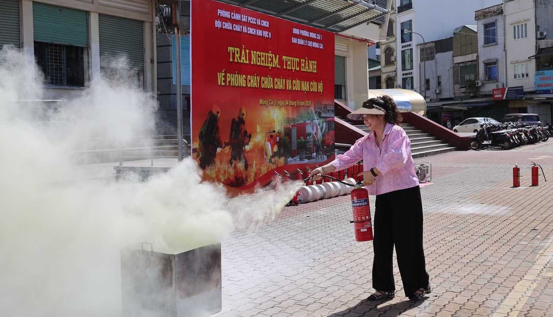 Tiểu thương thực h&agrave;nh sử dụng thiết bị chữa ch&aacute;y