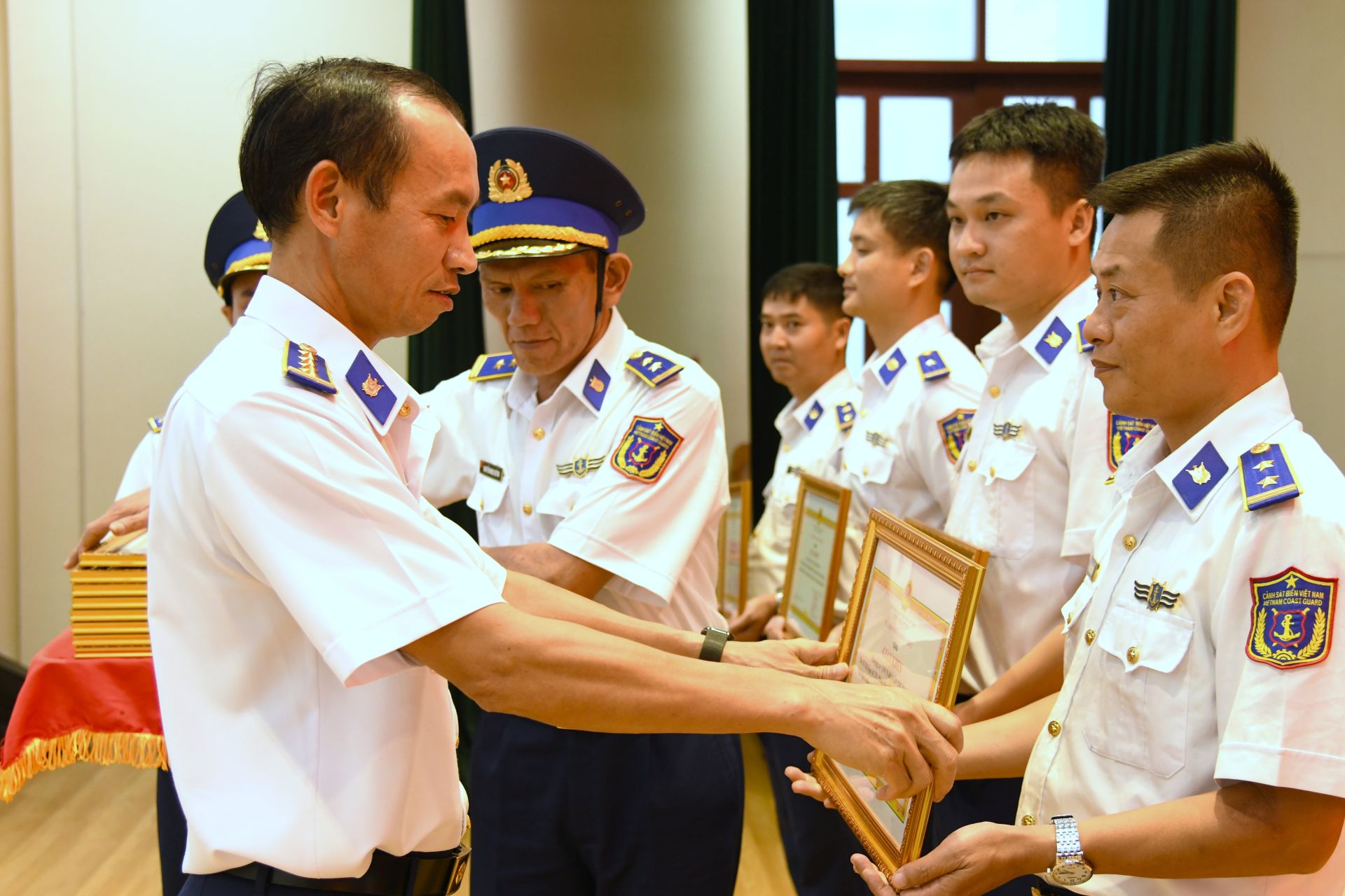 Đại t&aacute; L&ecirc; Văn T&uacute;, B&iacute; thư Đảng ủy, Ch&iacute;nh ủy V&ugrave;ng trao giấy khen cho c&aacute; nh&acirc;n c&oacute; th&agrave;nh t&iacute;ch xuất sắc trong diễn tập
