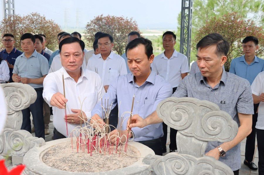 C&aacute;c đại biểu th&agrave;nh k&iacute;nh d&acirc;ng hương, tưởng niệm Tổng B&iacute; thư Trần Ph&uacute;