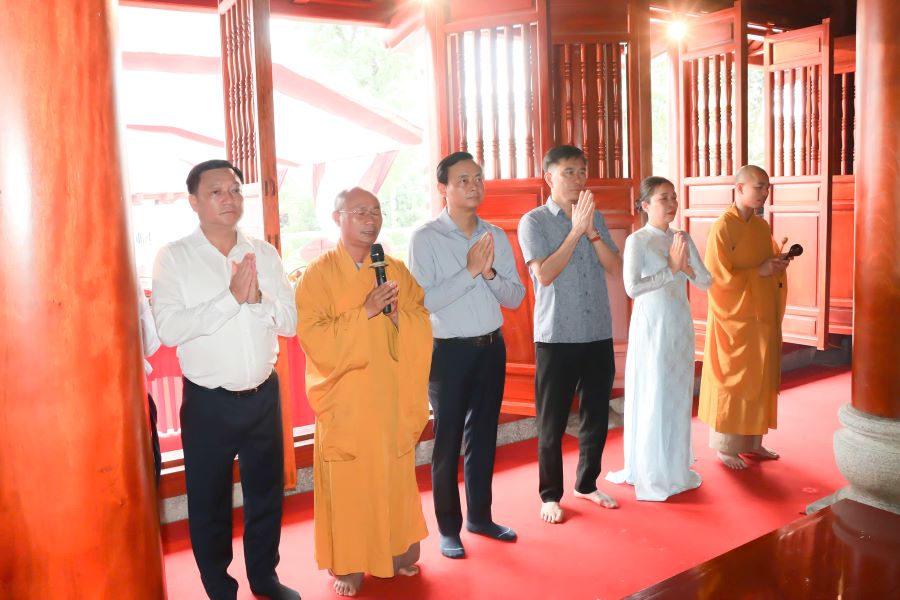 C&aacute;c đại biểu b&agrave;y tỏ l&ograve;ng th&agrave;nh k&iacute;nh, tri &acirc;n những c&ocirc;ng lao to lớn của Tổng B&iacute; thư Trần Ph&uacute;