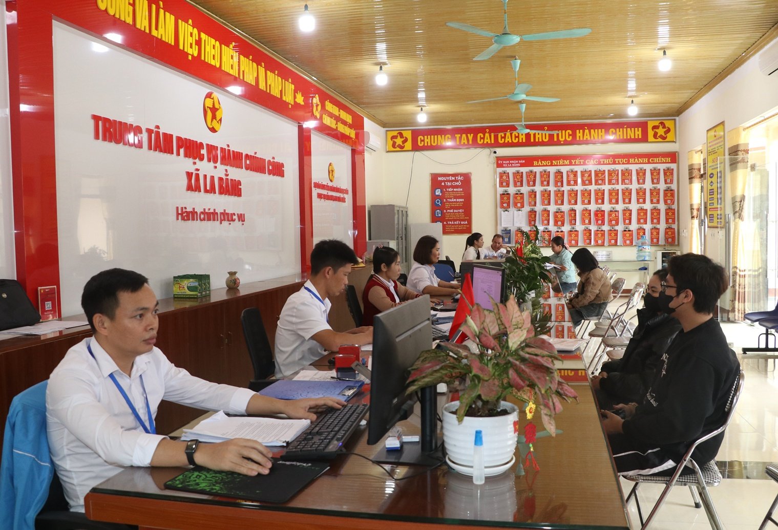 Một trong những nhiệm vụ trọng tâm của Kế hoạch là nâng cao chất lượng đội ngũ cán bộ, công chức, viên chức, nhất là ở cấp xã (ảnh minh họa) Một trong những nhiệm vụ trọng tâm của Kế hoạch là nâng cao chất lượng đội ngũ cán bộ, công chức, viên chức, nhất là ở cấp xã (ảnh minh họa)