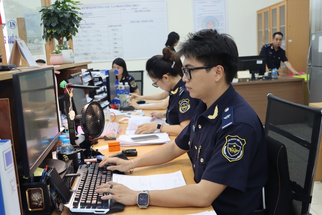 Hoạt động nghiệp vụ của c&ocirc;ng chức Chi cục Hải quan khu vực III. Ảnh: kv03.customs.gov.vn