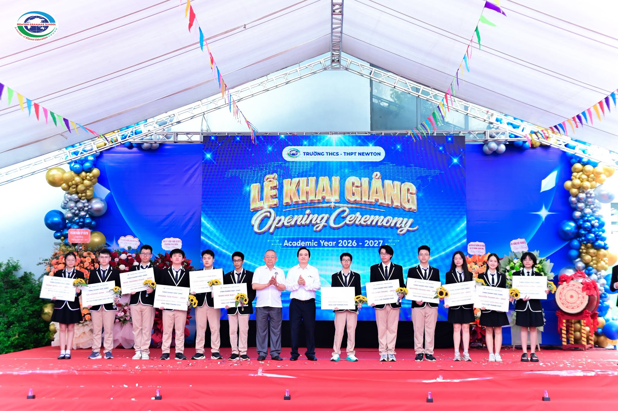 Tại buổi lễ nguy&ecirc;n Bộ trưởng Bộ Gi&aacute;o dục v&agrave; Đ&agrave;o tạo Ph&ugrave;ng Xu&acirc;n Nhạ; nguy&ecirc;n Thứ trưởng Bộ Gi&aacute;o dục v&agrave; Đ&agrave;o tạo Trần Văn Nhung trao học bổng cho học sinh nh&agrave; trường.