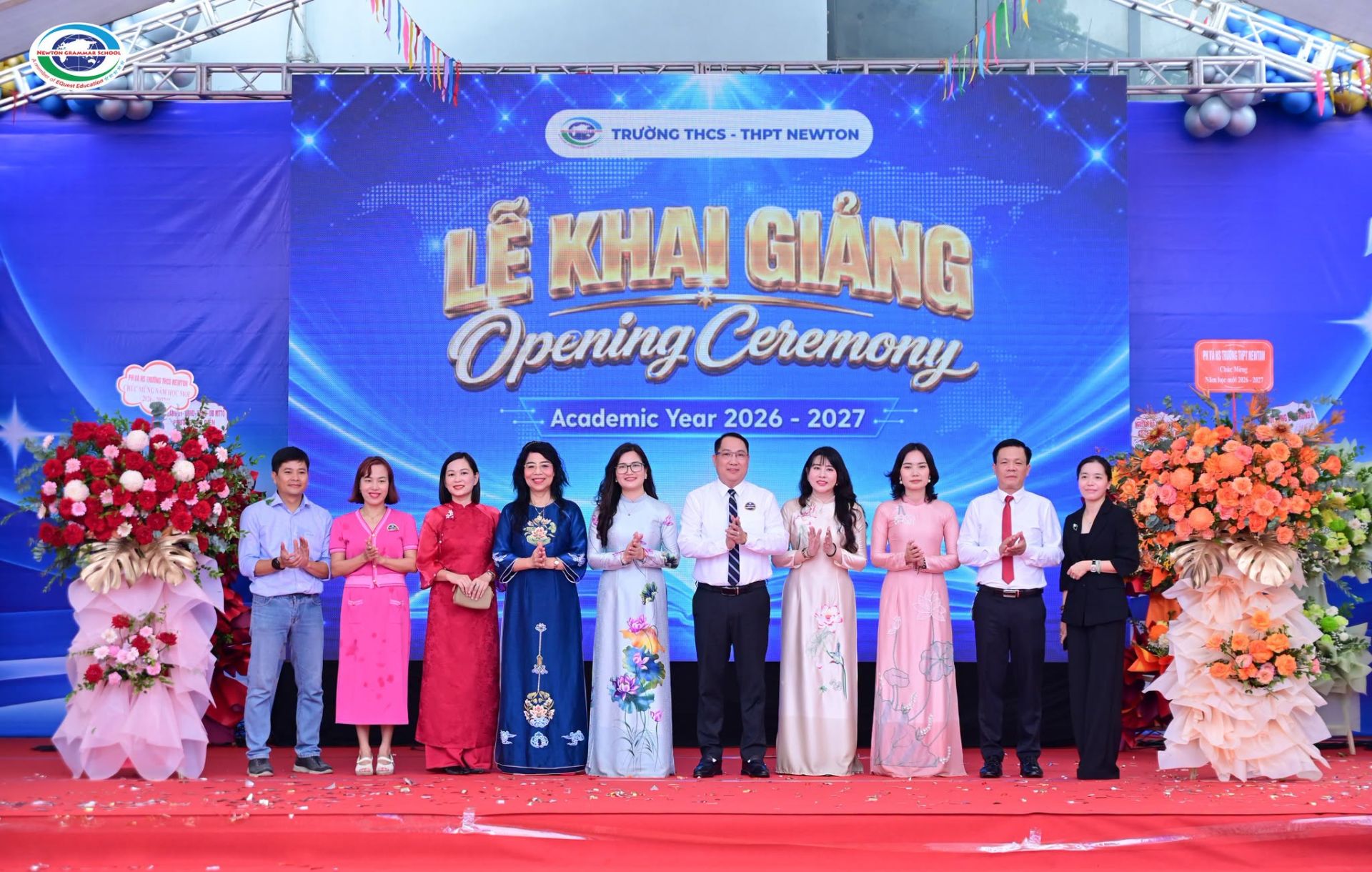 C&aacute;c đại biểu v&agrave; ban l&atilde;nh đạo nh&agrave; trường chụp h&igrave;nh lưu niệm tại buổi lễ.