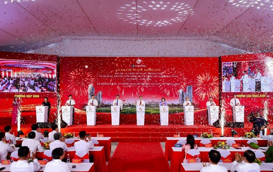 L&atilde;nh đạo TP.Hồ Ch&iacute; Minh, l&atilde;nh đạo c&aacute;c sở, ban, ng&agrave;nh v&agrave; đại diện C&ocirc;ng ty Khang Điền thực hiện nghi thức bấm n&uacute;t khởi c&ocirc;ng Dự &aacute;n